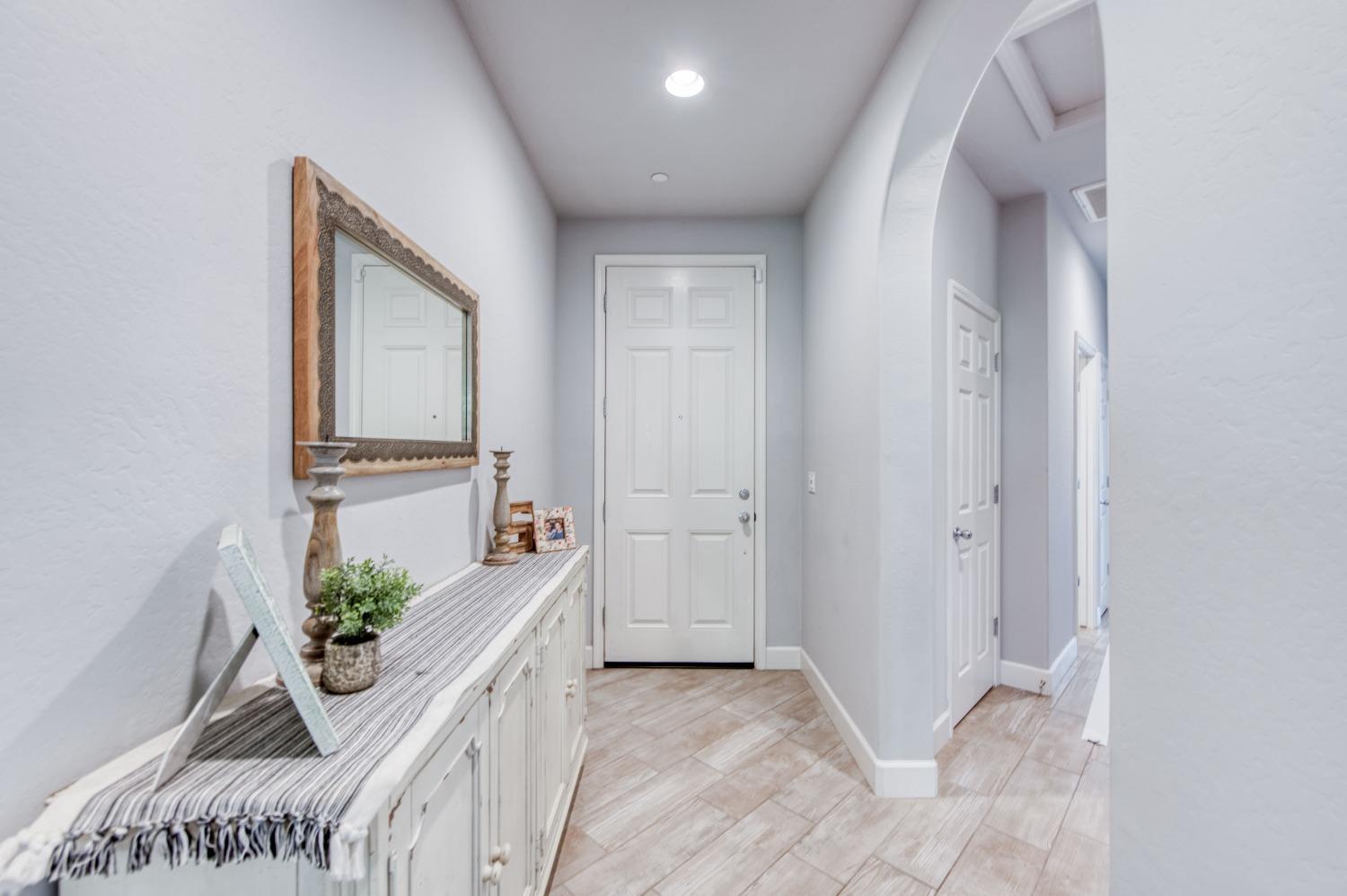 3539 Taylor Lane Clovis, CA 93619 - Photo 5 of 33 a view of a hallway to an entryway