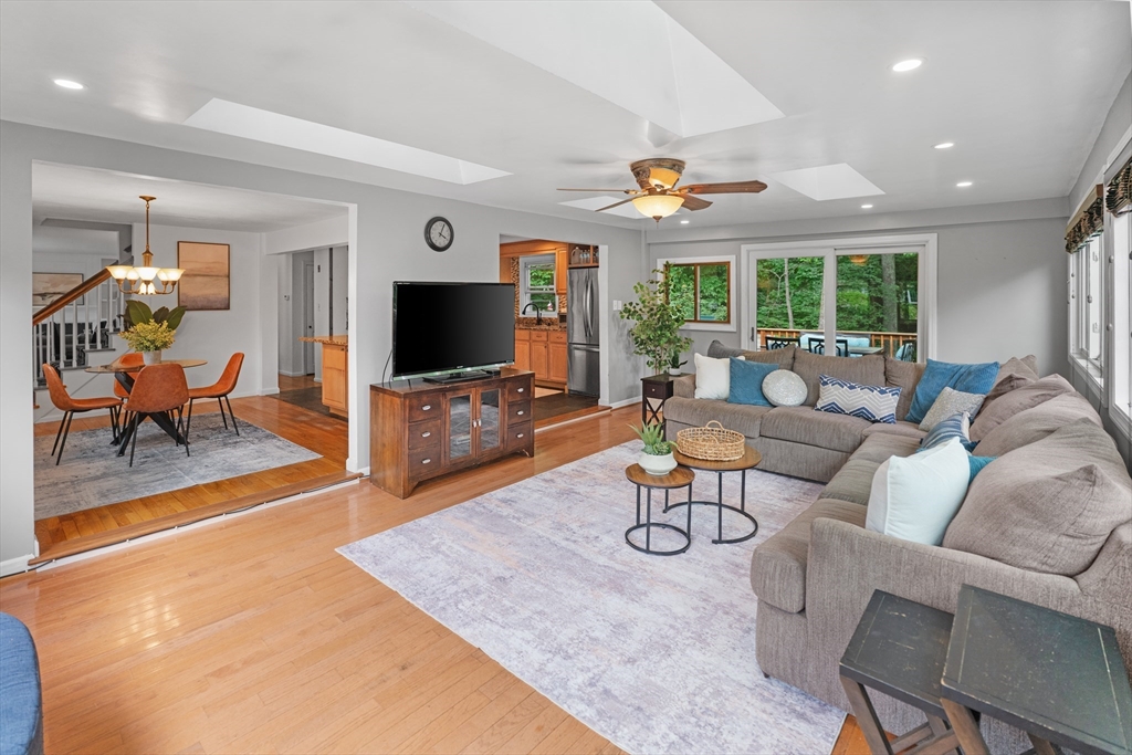 27 Searle Street Georgetown, MA 01833 - Photo 3 of 23
