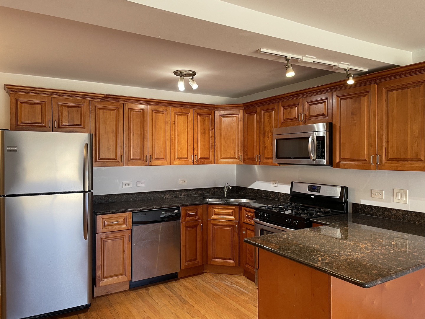 16 Mockingbird Lane, Unit 105 Willowbrook, IL 60527 - Photo 3 of 15