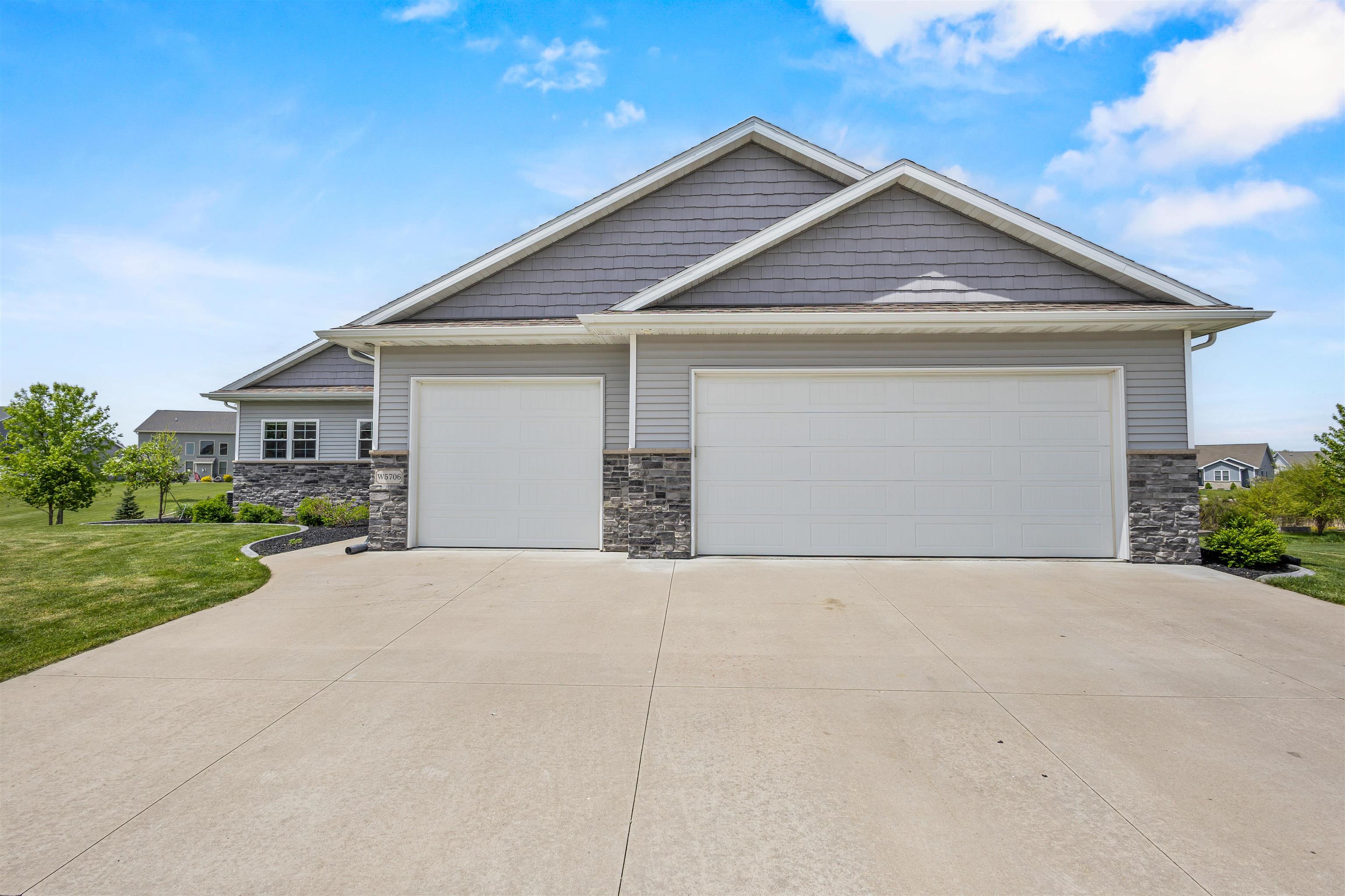 W5706 Mase Court Appleton, WI 54915 - Photo 3 of 31
