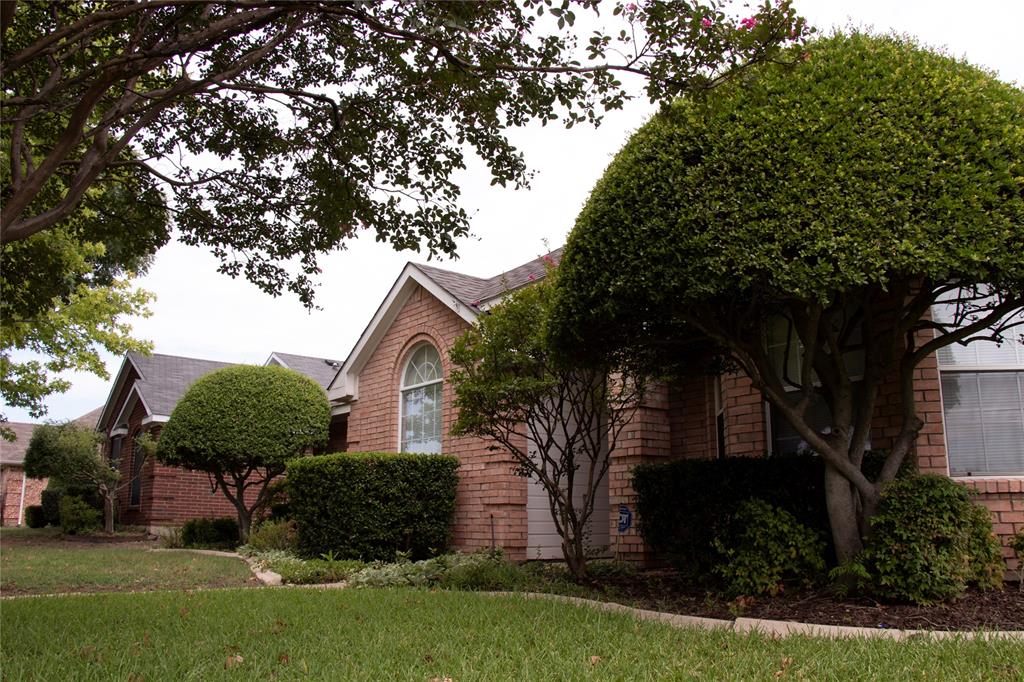 10702 Huntington Road Frisco, TX 75035 - Photo 2 of 23 a front view of a house with garden