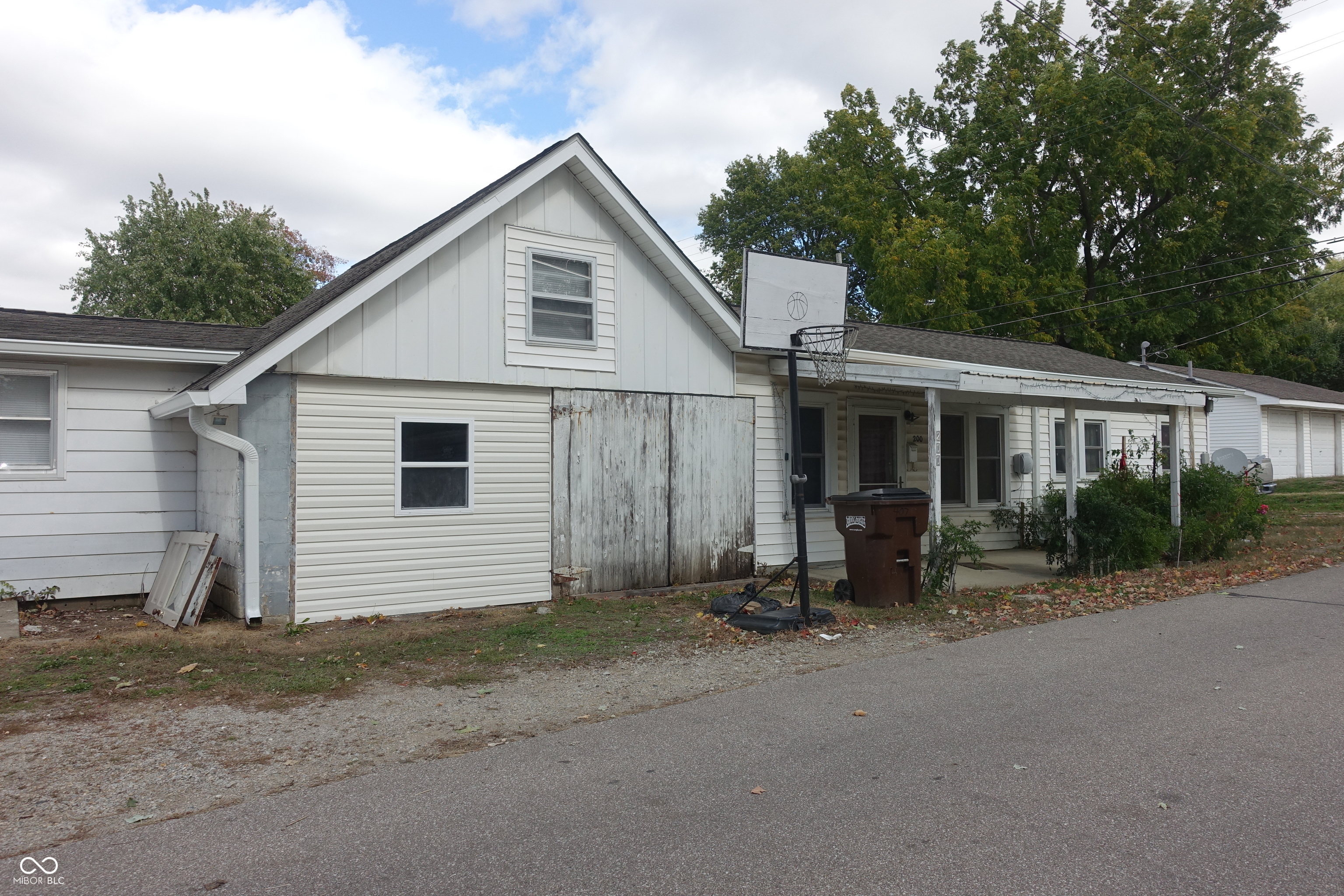 407 South Pleasant Street Edinburgh, IN 46124 - Photo 4 of 37