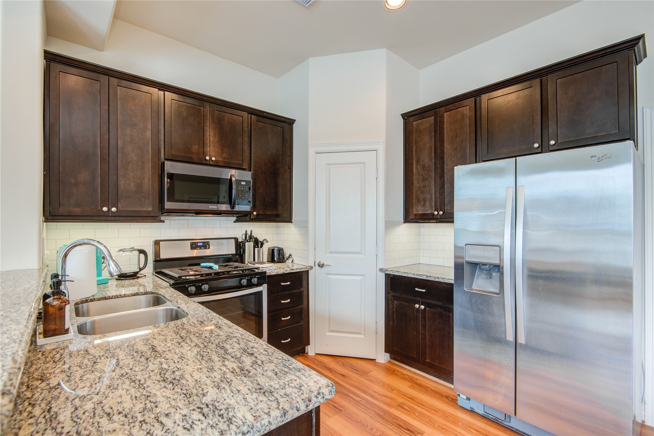 738 Link Road Houston, TX 77009 - Photo 4 of 20 1st Floor Kitchen