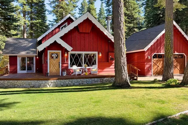 a front view of house with yard