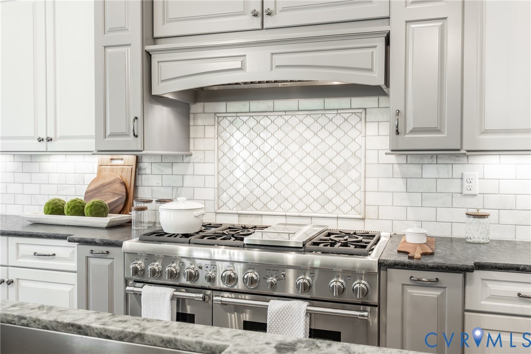 16136 Old Castle Road Midlothian, VA 23112 - Photo 14 of 76 6-burner Thermador stove with double oven and grid