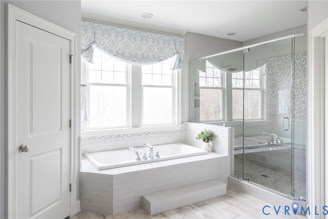 16136 Old Castle Road Midlothian, VA 23112 - Photo 34 of 76 Generously sized soaking tub