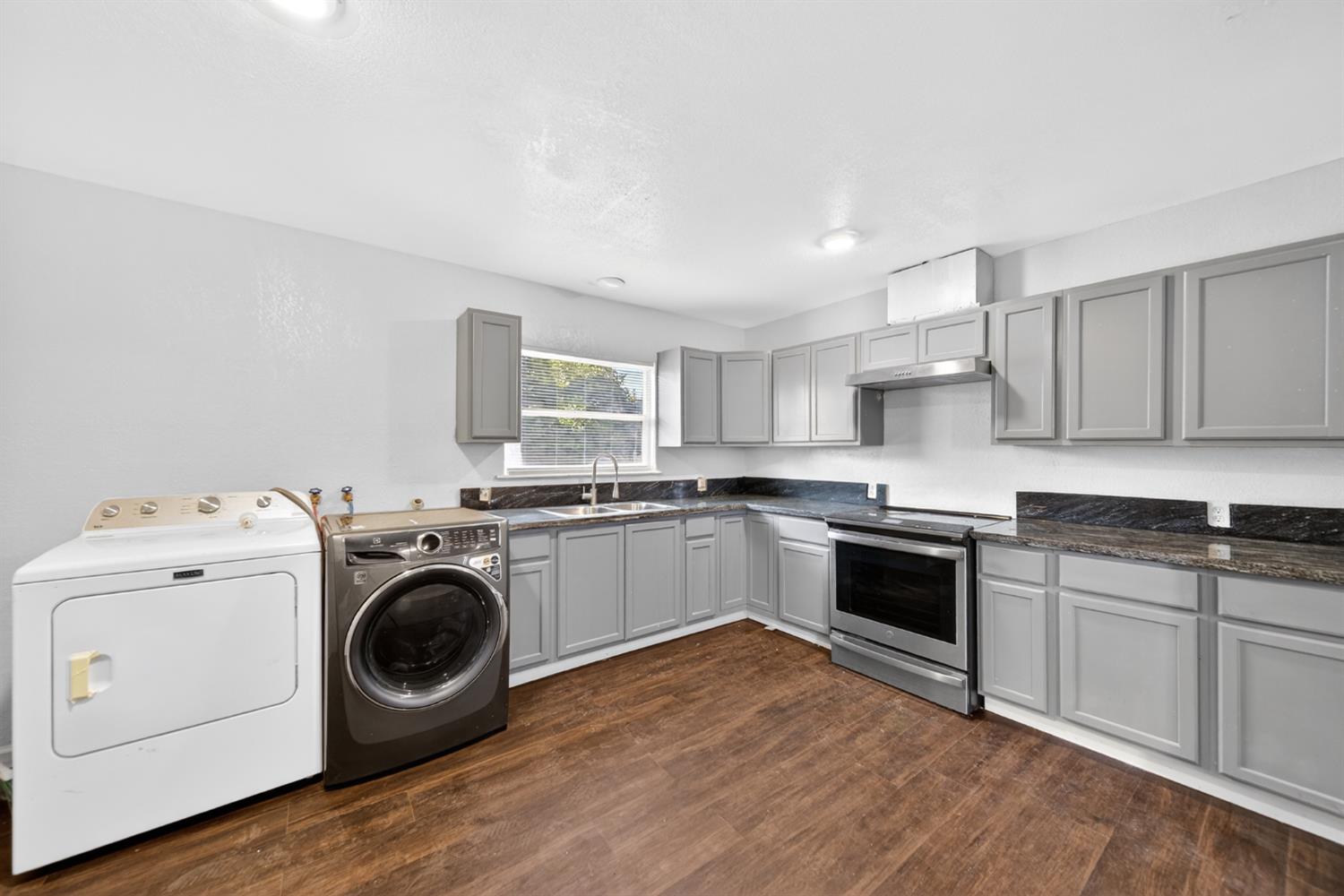 622 South 11th Street Fresno, CA 93702 - Photo 25 of 37 a kitchen with a stove top oven sink and cabinets