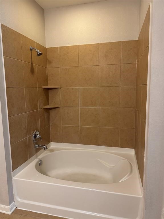 2818 Mezzomonte Lane League City, TX 77573 - Photo 7 of 13 a bathroom with a bathtub