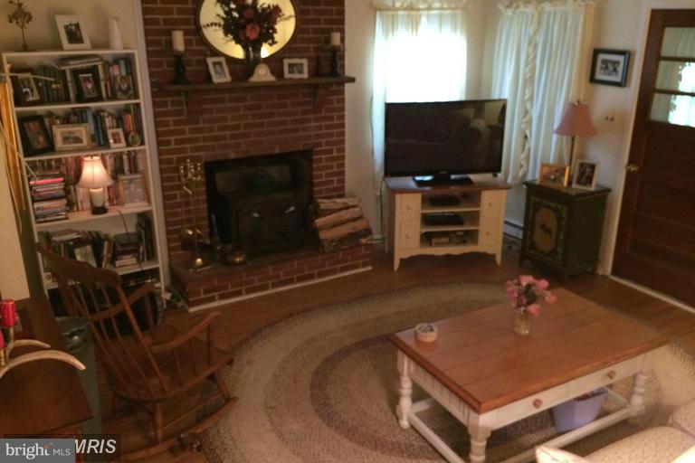 1868 Garrett Road Manchester, MD 21102 - Photo 4 of 20 a room with furniture and a flat screen tv