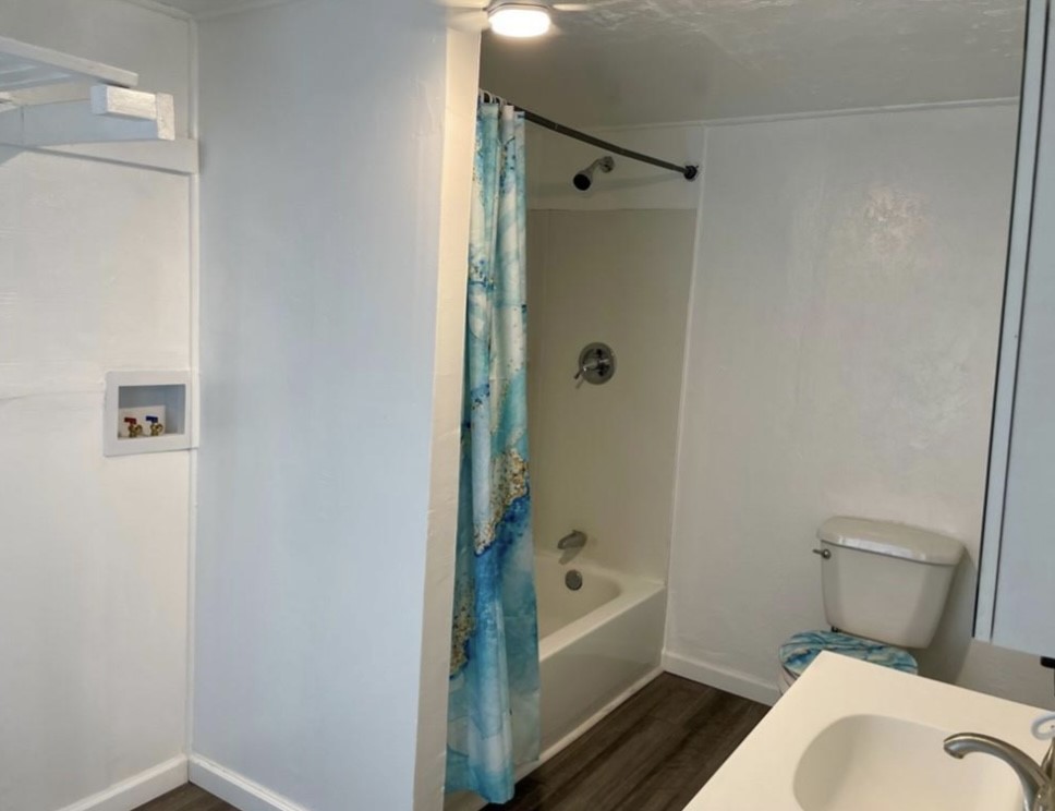 516 Sodville Street Sinton, TX 78387 - Photo 5 of 11 a bathroom with a tub and toilet