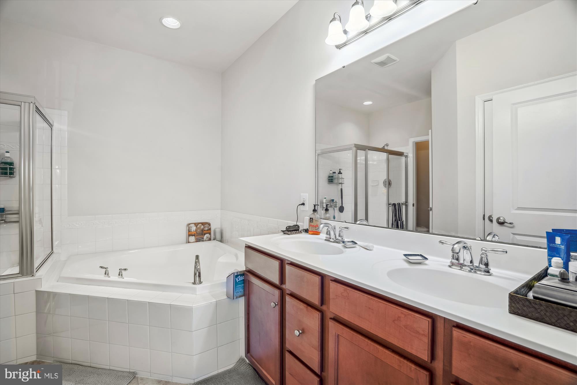 910 Hall Station Drive, Unit 202 Bowie, MD 20721 - Photo 26 of 44 a bathroom with a tub sink and mirror