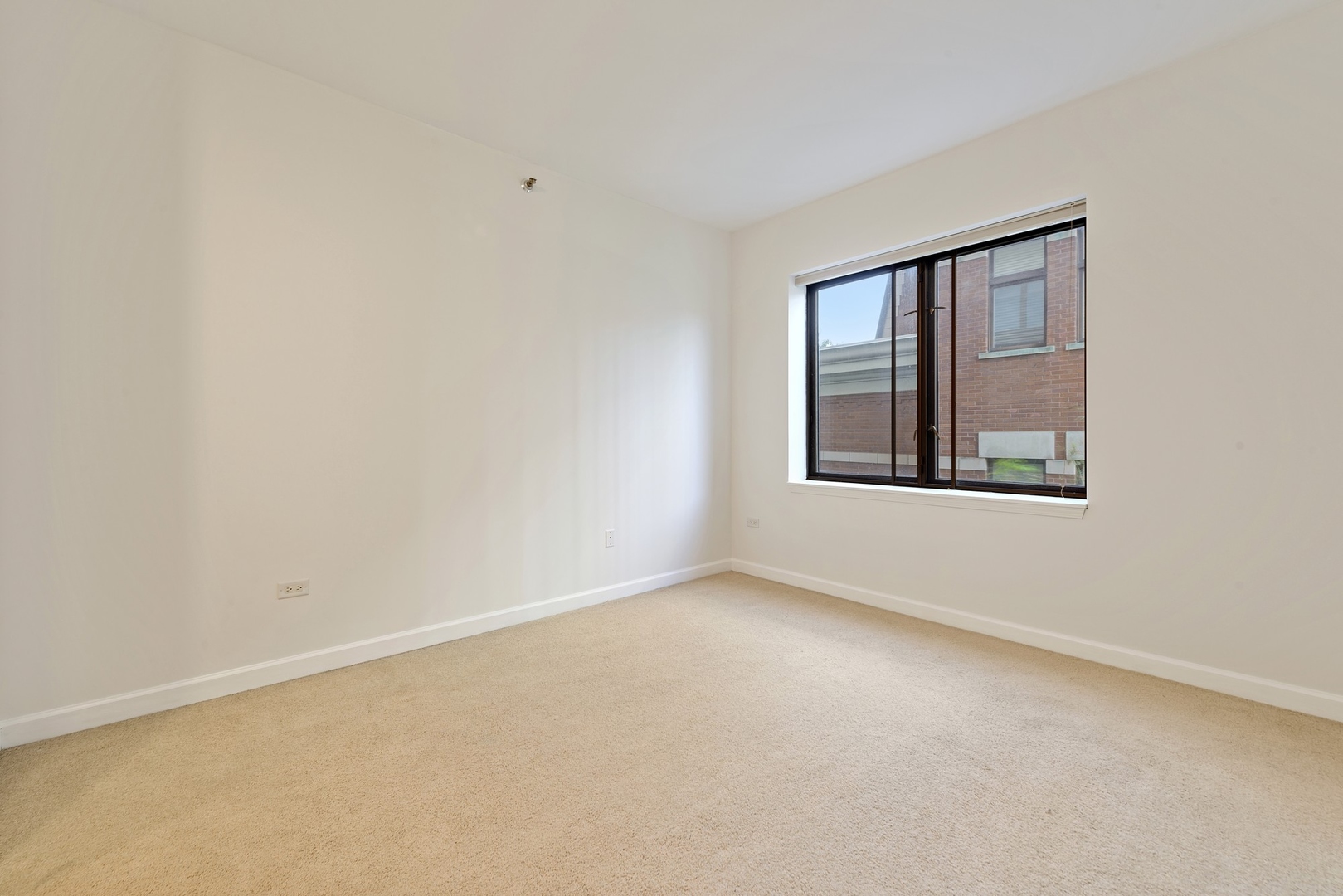 1322 South Prairie Avenue, Unit 302 Chicago, IL 60605 - Photo 8 of 13 an empty room with a window