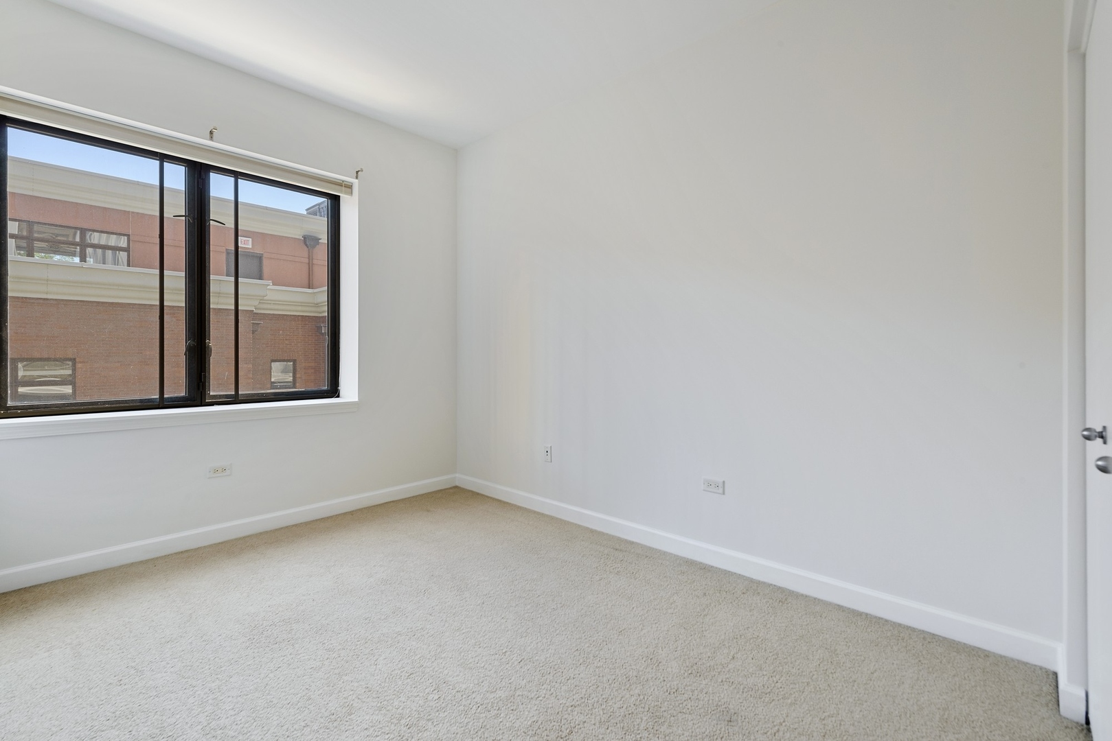 1322 South Prairie Avenue, Unit 302 Chicago, IL 60605 - Photo 10 of 13 an empty room with a window