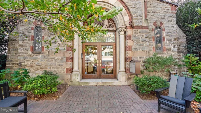 a view of a entrance gate of the house