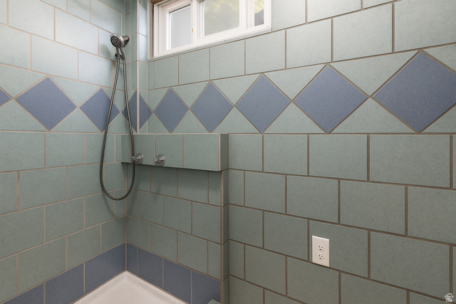 16535 South Redwood Road Riverton, UT 84065 - Photo 32 of 59 Tiled shower with a decorative accent band and built-in shelf