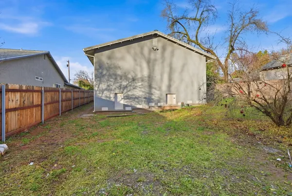 a view of a backyard