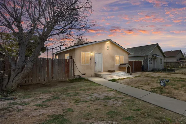 a view of a house with backyard