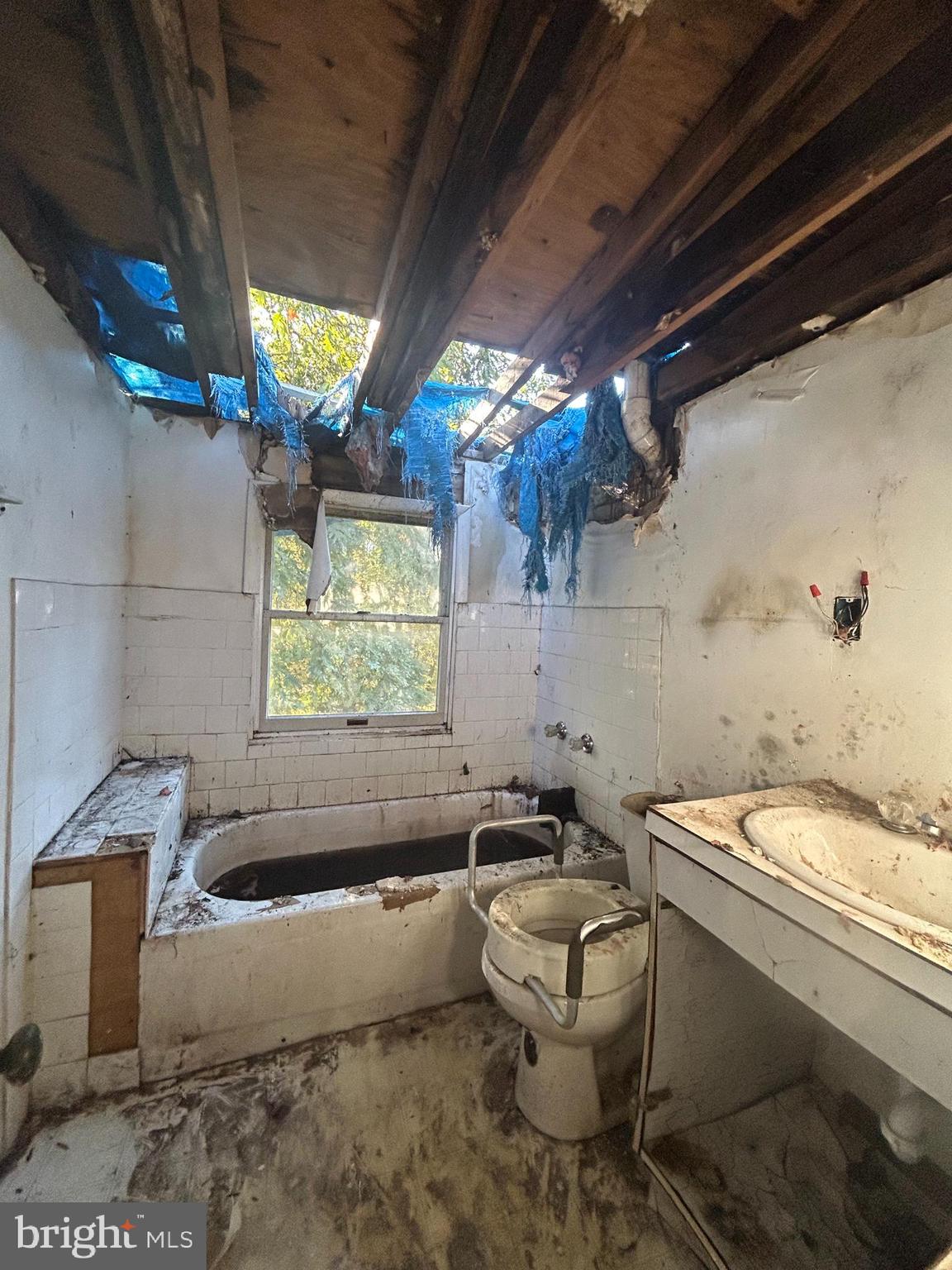 15325 Holly Grove Road Silver Spring, MD 20905 - Photo 23 of 27 a bathroom with a sink mirror toilet and bathtub