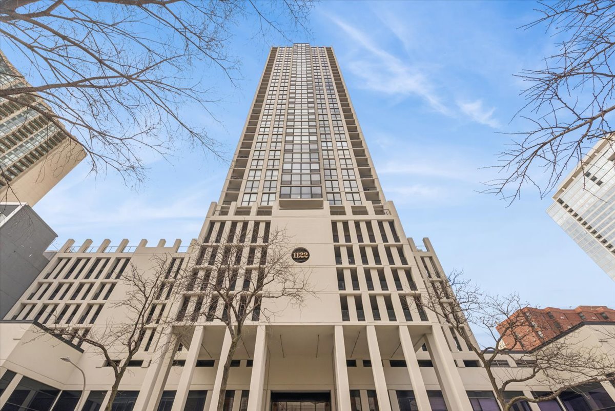1122 North Clark Street, Unit 1908 Chicago, IL 60610 - Photo 2 of 17
