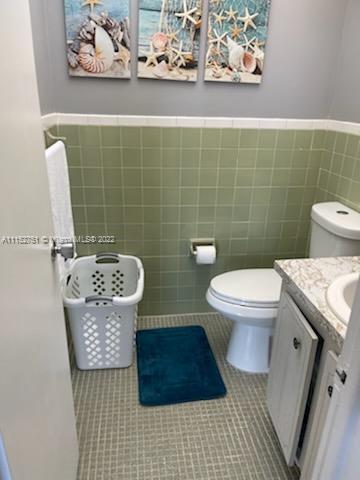 7000 Northwest 186th Street, Unit 4325 Hialeah, FL 33015 - Photo 6 of 10 a bathroom with a toilet and a shower