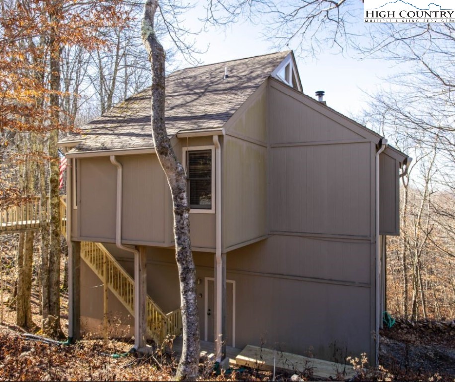 1534 Beech Mountain Parkway Beech Mountain, NC 28604 - Photo 21 of 29 a backyard of a house