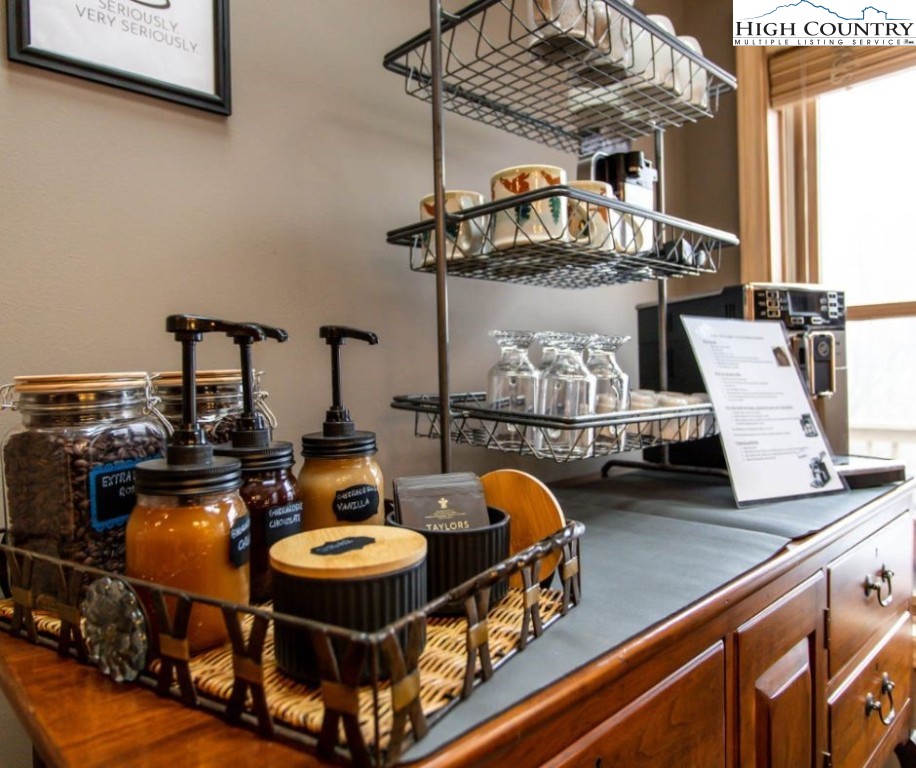 1534 Beech Mountain Parkway Beech Mountain, NC 28604 - Photo 8 of 29 a living room with furniture