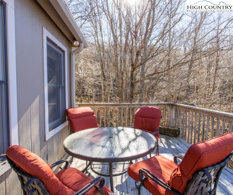 1534 Beech Mountain Parkway Beech Mountain, NC 28604 - Photo 10 of 29 a balcony with a table and chairs