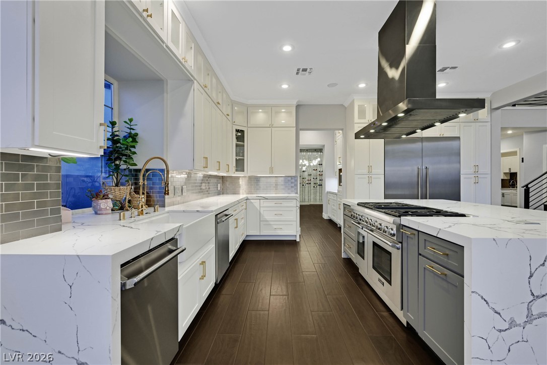 6 Rue Du Ville Henderson, NV 89011 - Photo 38 of 99 This kitchen showcases a generous layout, perfect for culinary adventures and entertaining guests.