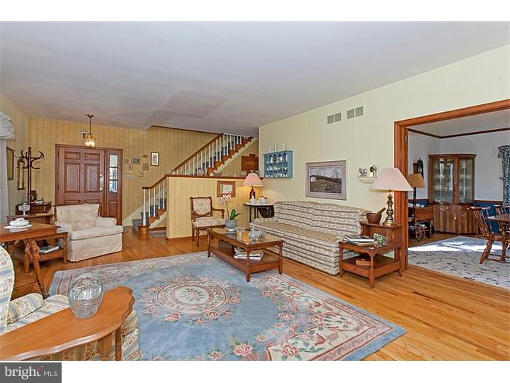 739 Country Club Road Phoenixville, PA 19460 - Photo 5 of 25 Living Room