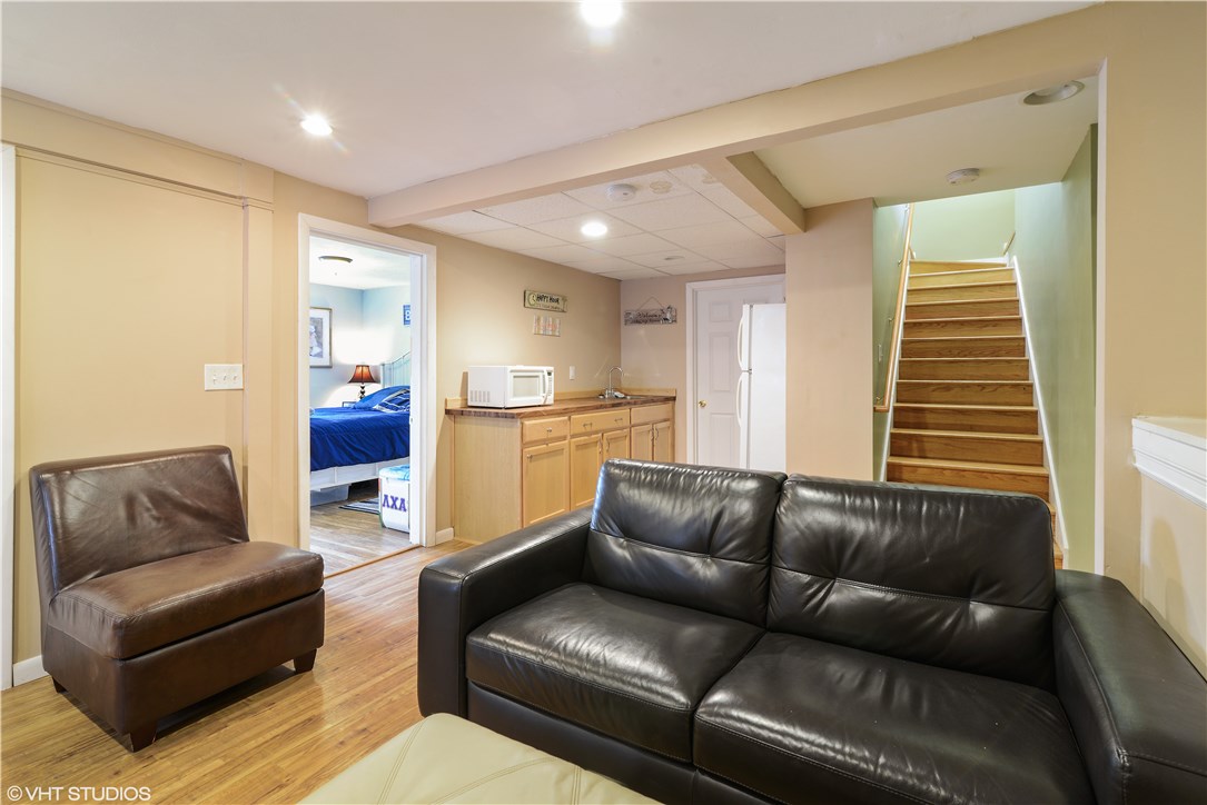 46 Conanicut Road Narragansett, RI 02882 - Photo 12 of 36 Family room.