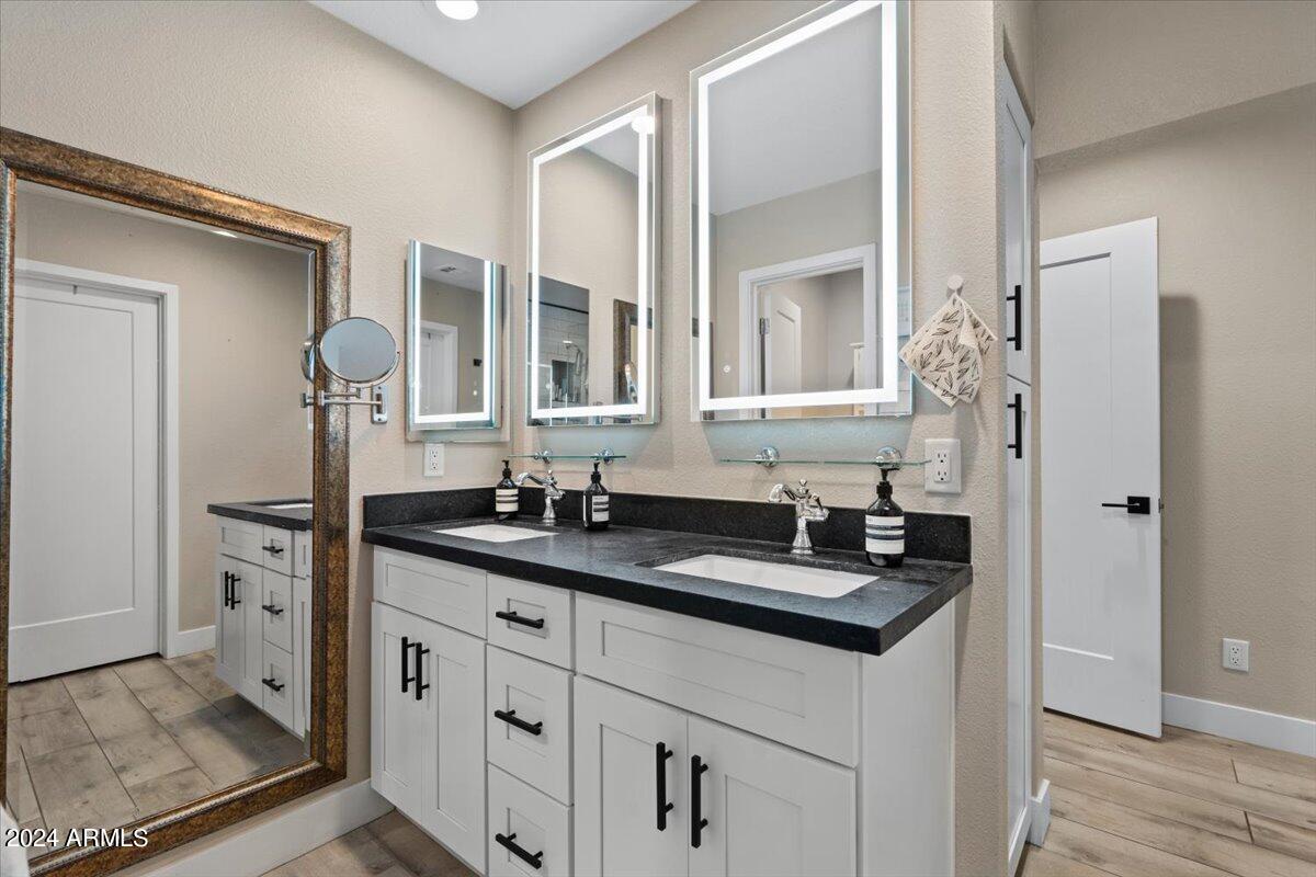 635 East Piping Rock Road Phoenix, AZ 85022 - Photo 17 of 26 Primary bathroom