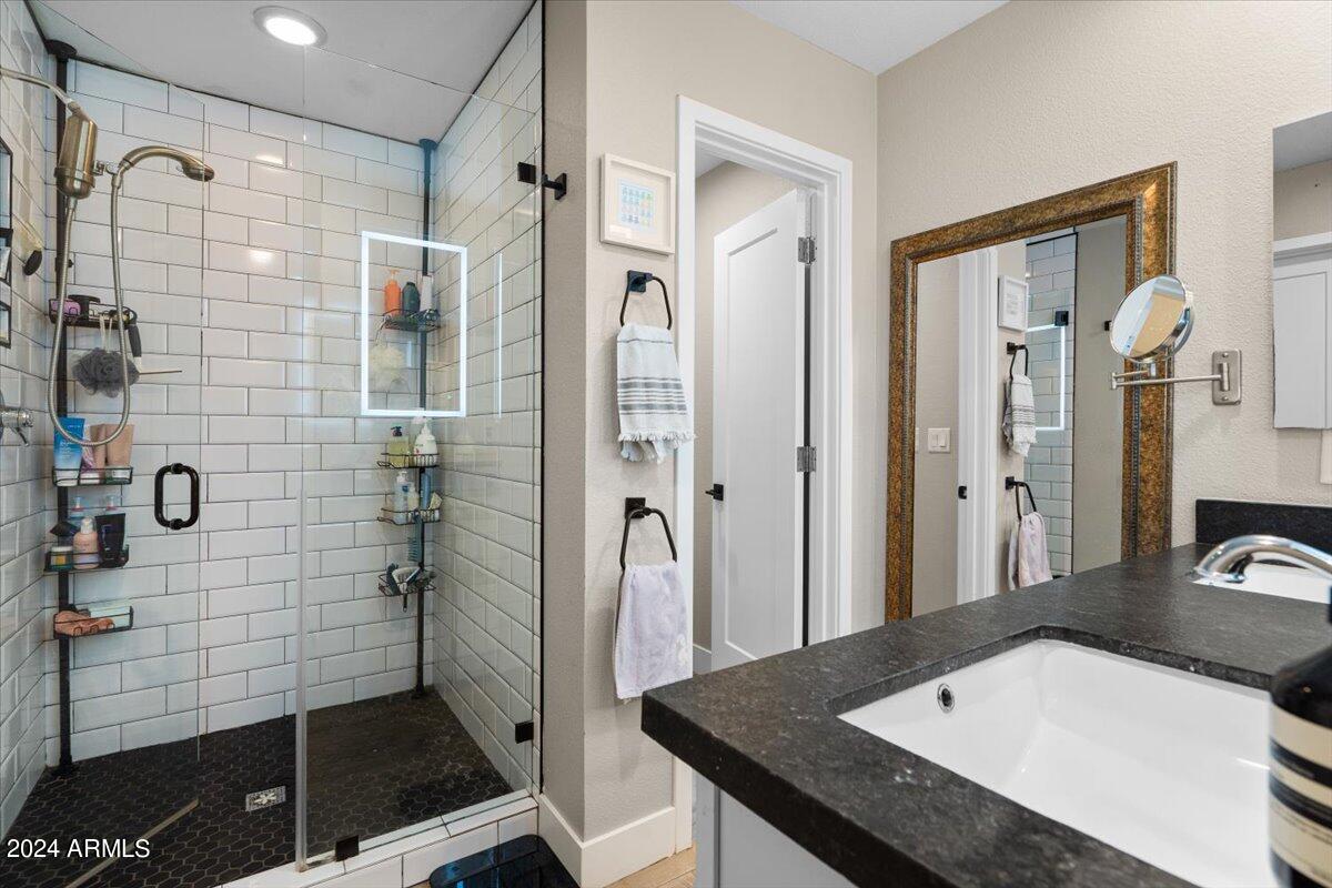 635 East Piping Rock Road Phoenix, AZ 85022 - Photo 18 of 26 Primary bathroom