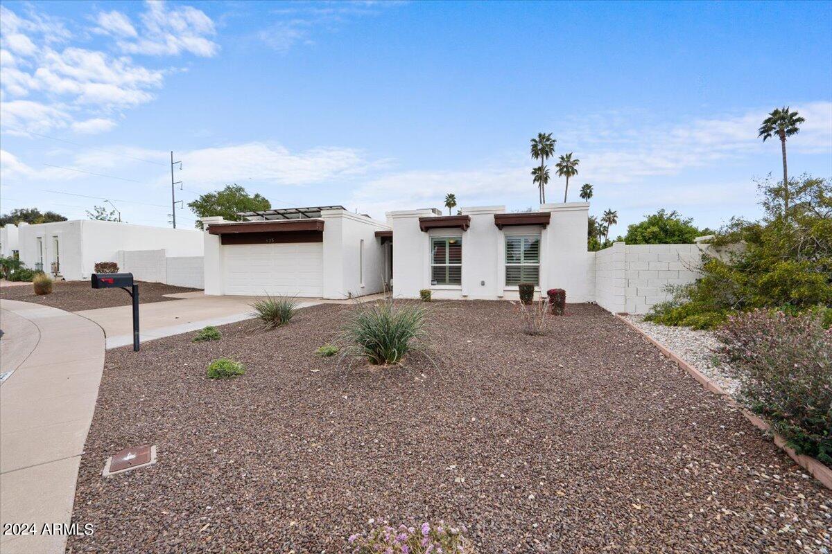 635 East Piping Rock Road Phoenix, AZ 85022 - Photo 3 of 26 Front of home