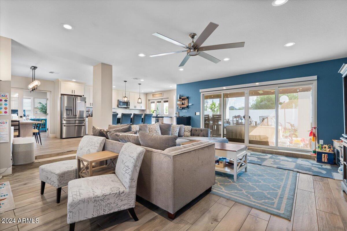 635 East Piping Rock Road Phoenix, AZ 85022 - Photo 6 of 26 Living Room