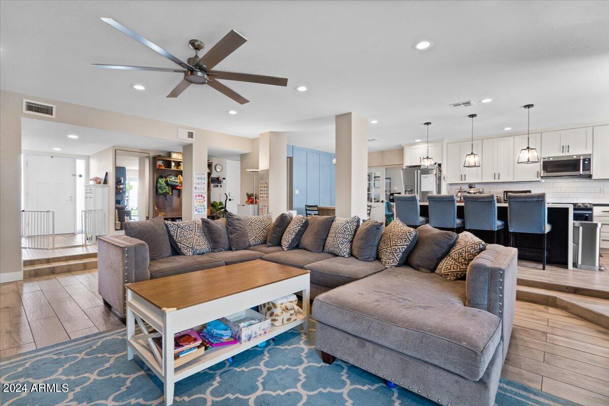 635 East Piping Rock Road Phoenix, AZ 85022 - Photo 7 of 26 Living Room