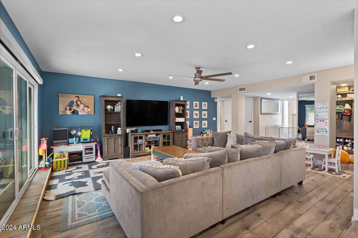 635 East Piping Rock Road Phoenix, AZ 85022 - Photo 8 of 26 Living Room