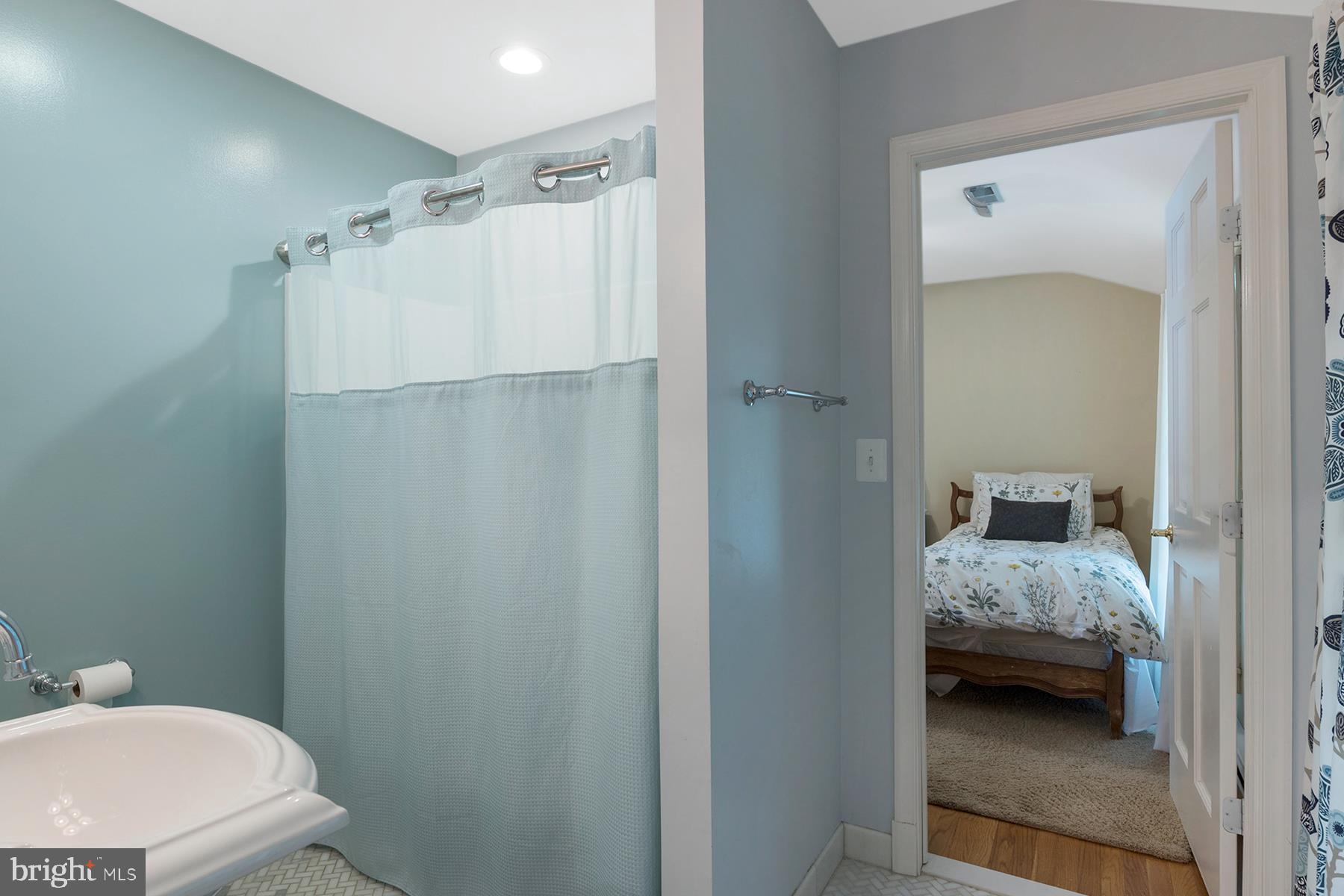 252 Providence Road Annapolis, MD 21409 - Photo 30 of 63 Shared bathroom between the 2nd & 3rd bedrooms