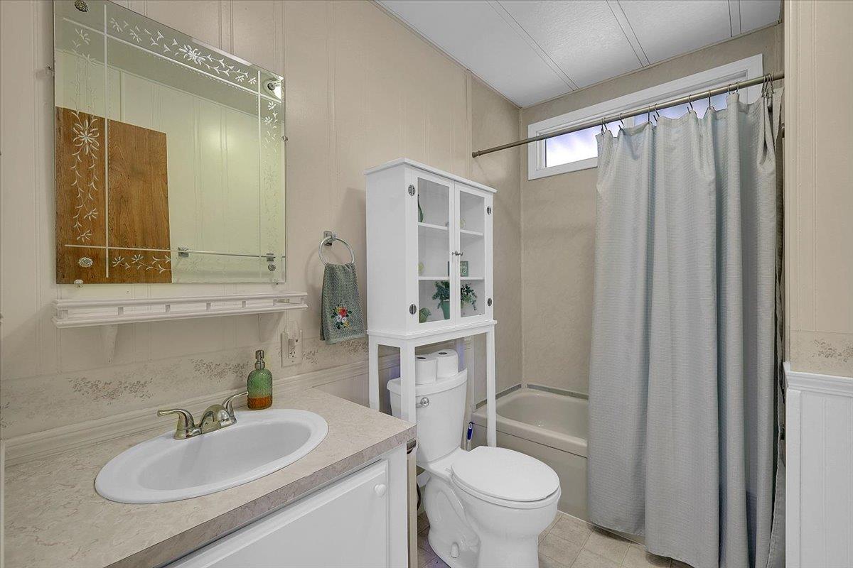 1155 Pease Road, Unit 511 Yuba City, CA 95991 - Photo 9 of 35 a bathroom with a sink toilet a mirror and shower
