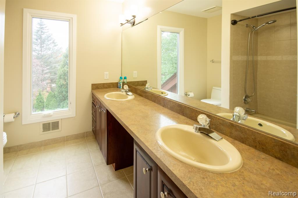 36609 Valley Ridge Drive Farmington Hills, MI 48331 - Photo 15 of 19
