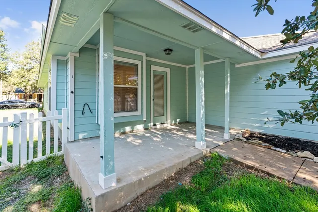an outdoor view of house