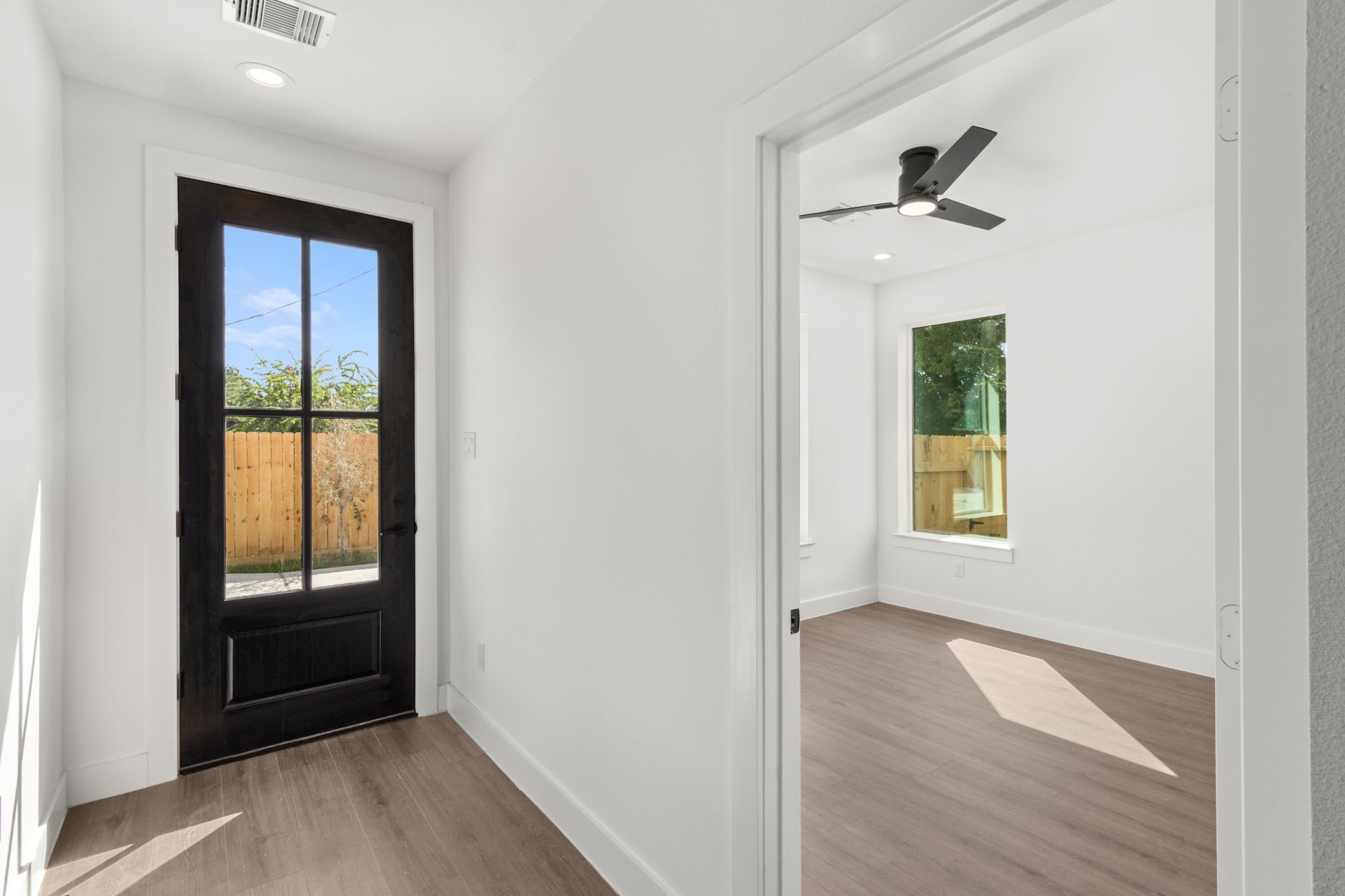 5512 Hardy Street Houston, TX 77009 - Photo 37 of 39 an empty room with windows