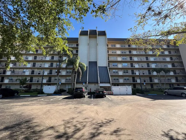 $285,000 | 3300 West Rolling Hills Circle, Unit 102, Davie, FL 33328