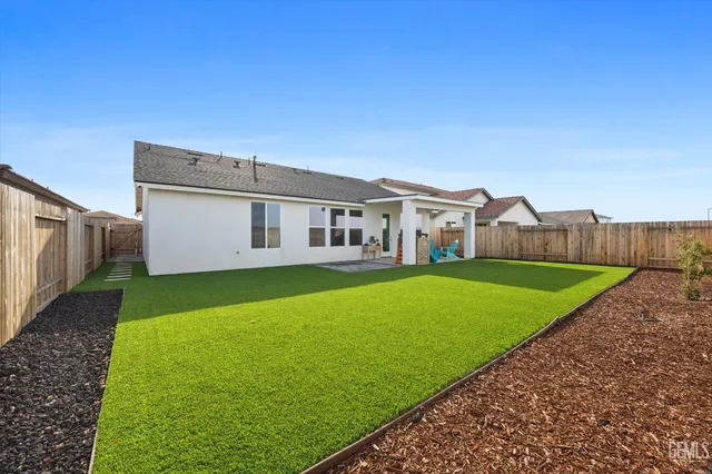 a view of a house with a backyard