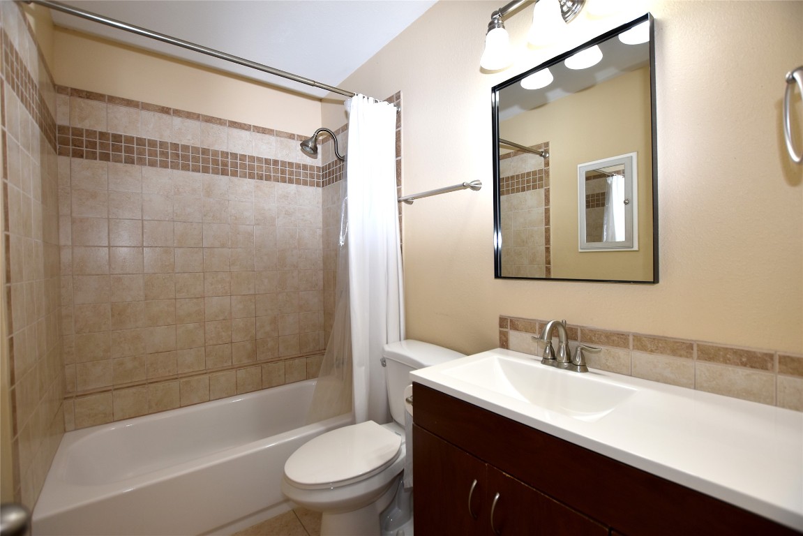 11404 Walnut Ridge Drive, Unit 14 Austin, TX 78753 - Photo 13 of 16 a bathroom with a sink a toilet and shower