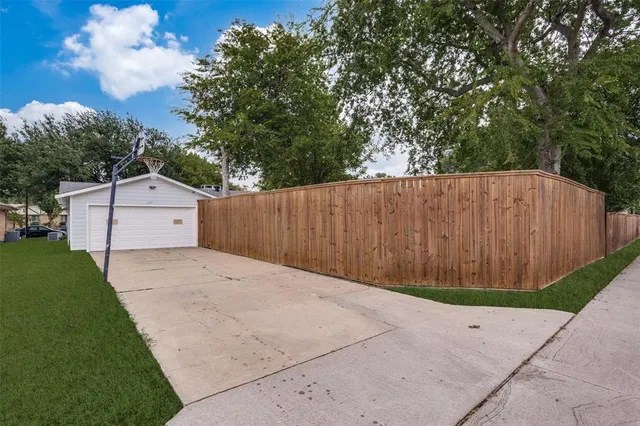 a view of a backyard