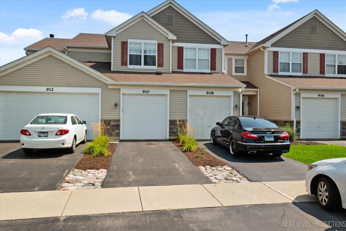 a car parked in front of a white house