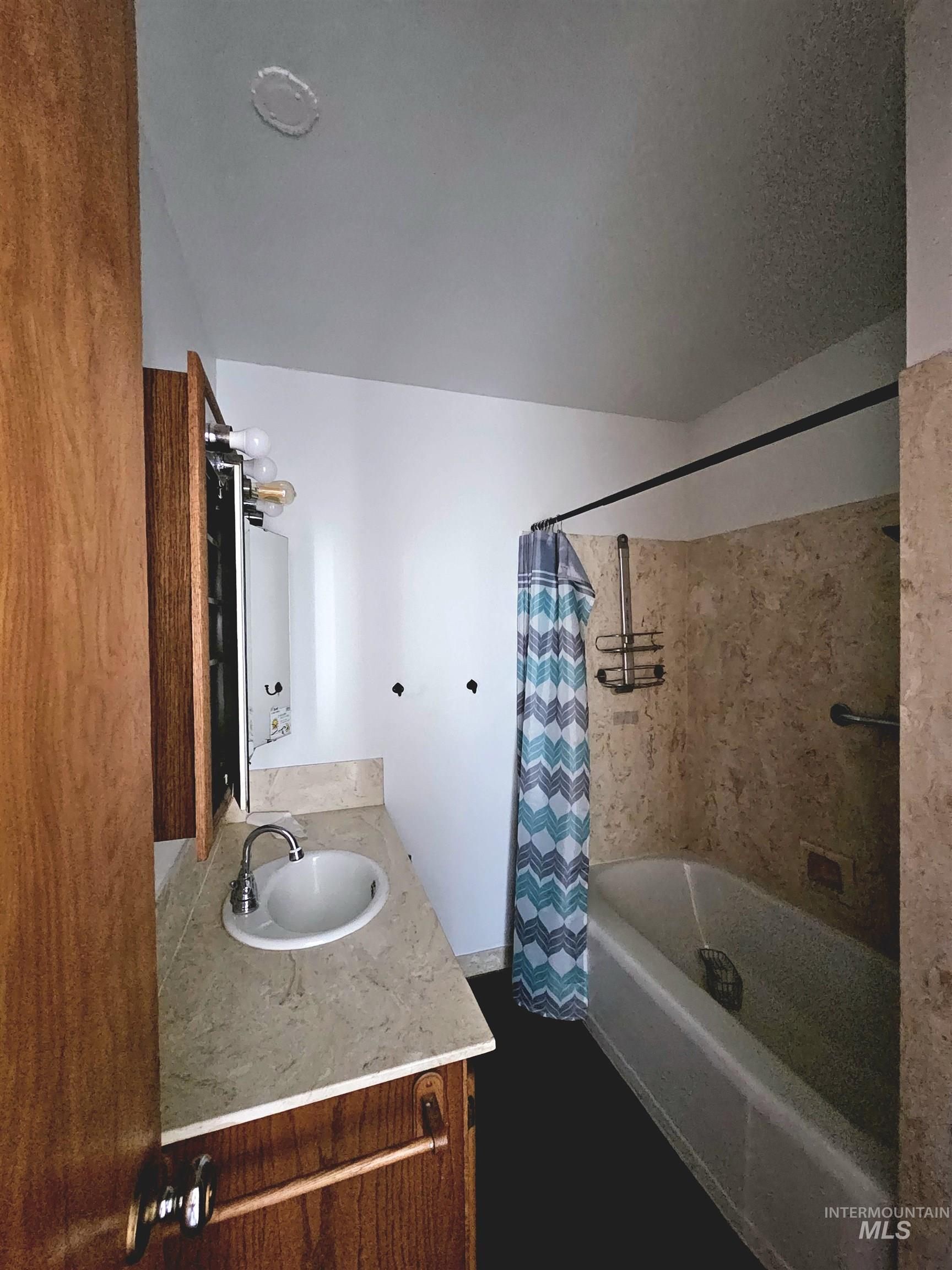 810 South D Street Rupert, ID 83350 - Photo 11 of 16 Full bath featuring shower / tub combo and vanity