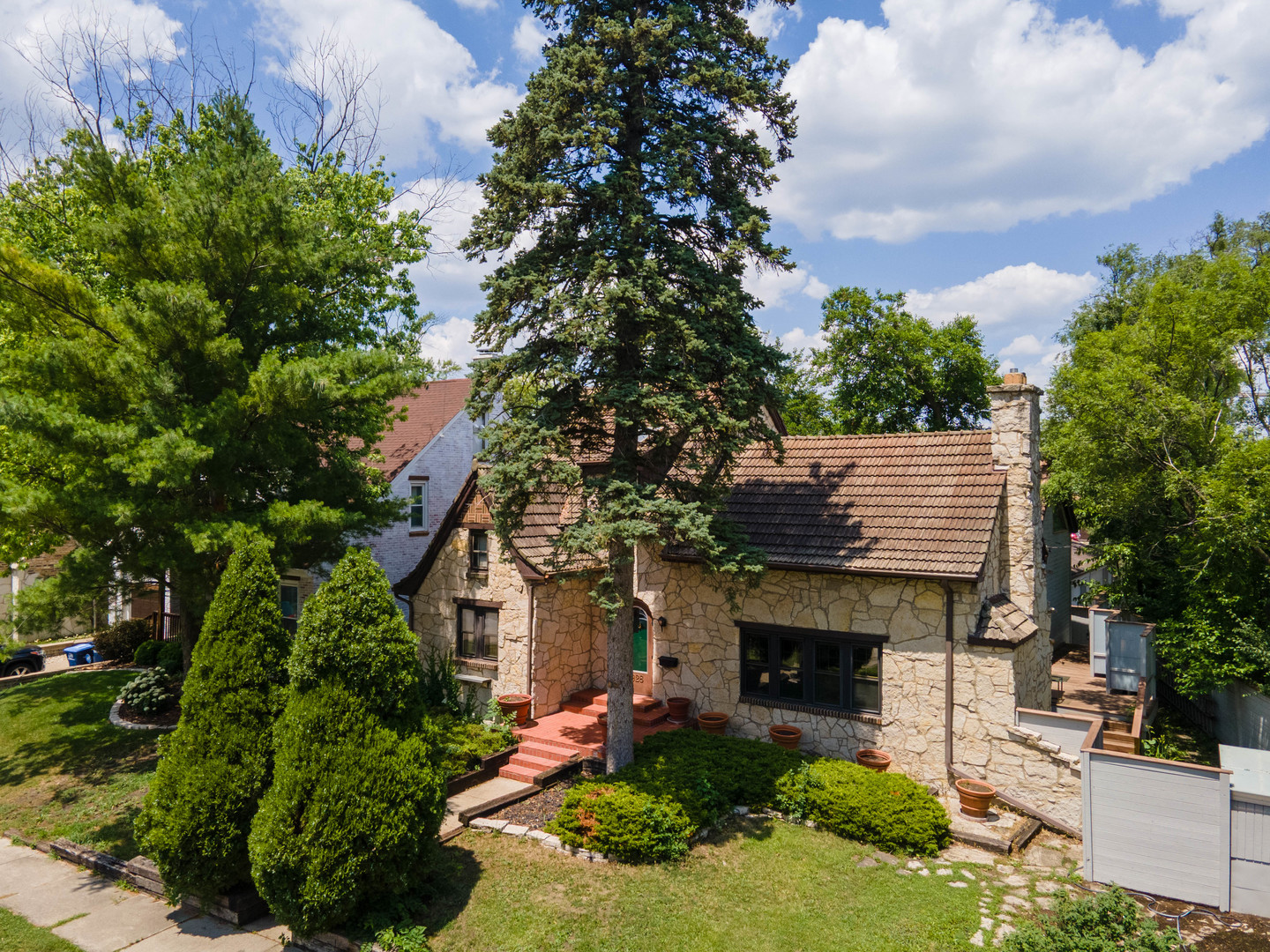 1928 Kennicott Court Des Plaines, IL 60018 - Photo 2 of 44