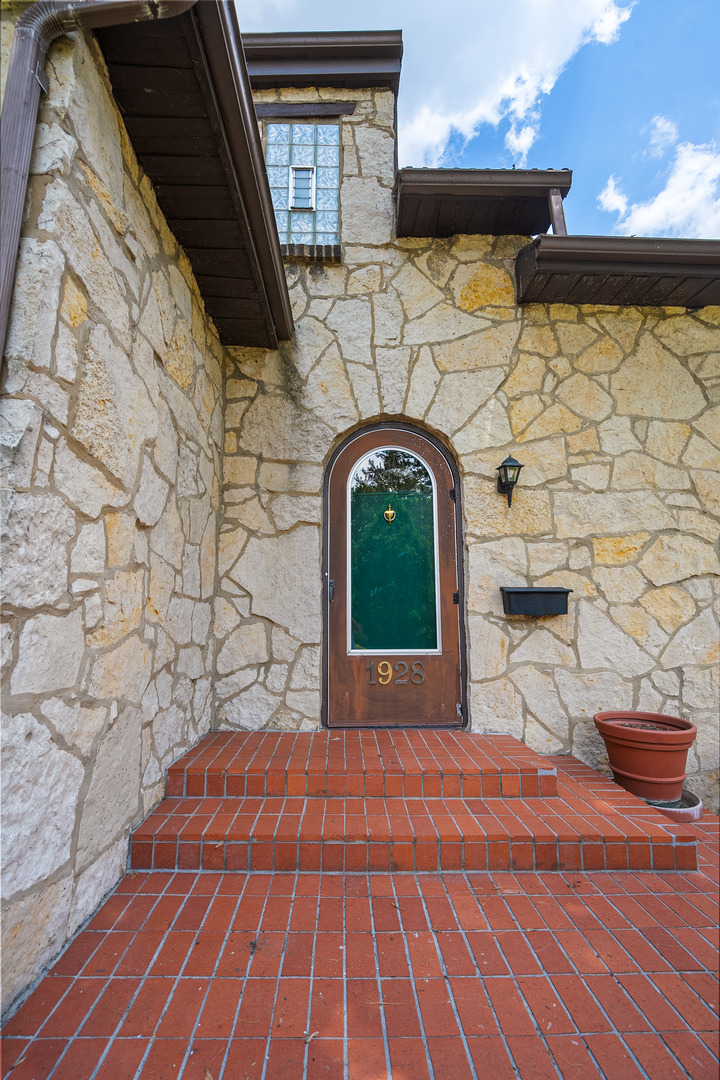 1928 Kennicott Court Des Plaines, IL 60018 - Photo 4 of 44