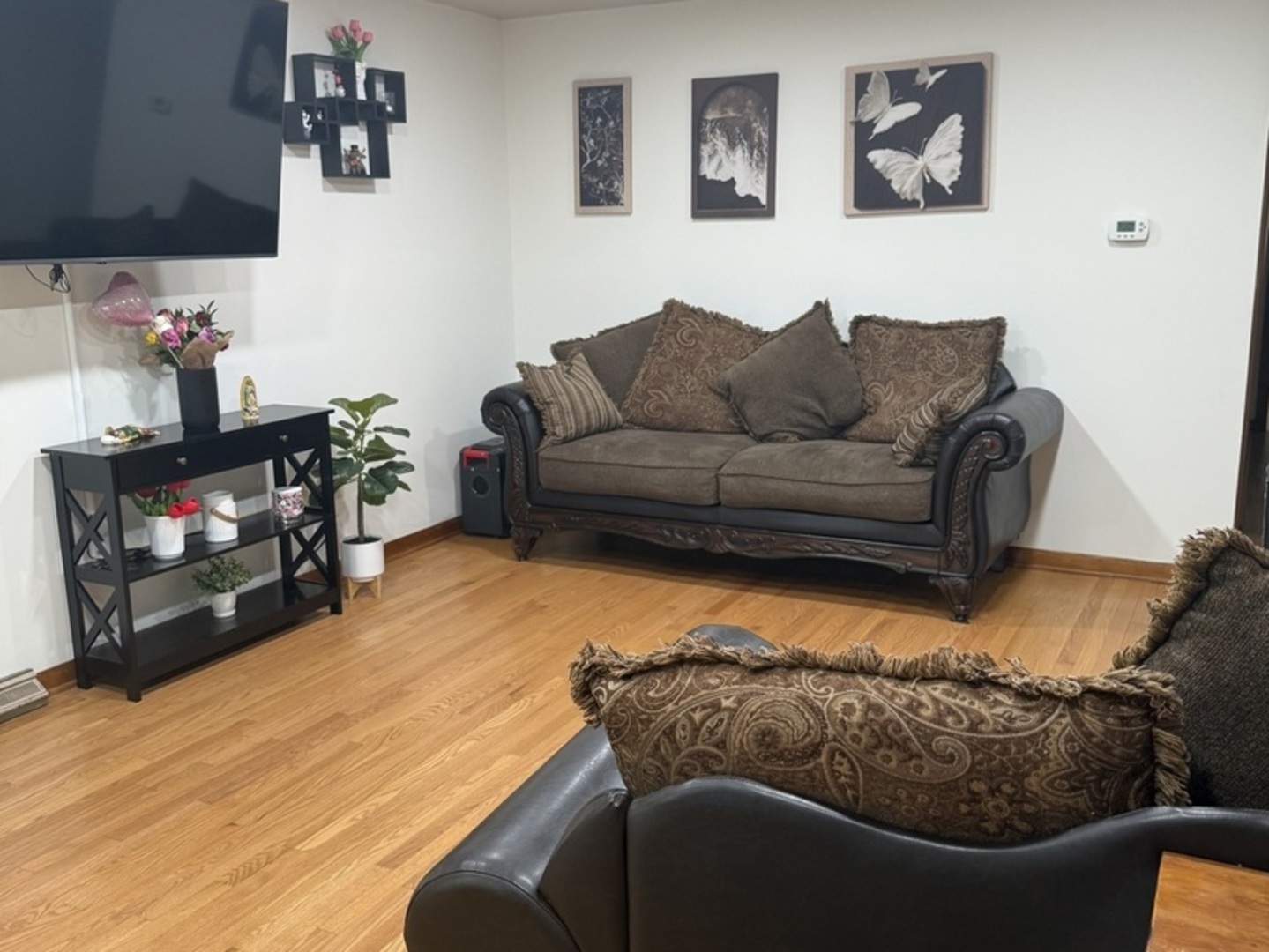 3763 153rd Street Midlothian, IL 60445 - Photo 6 of 17 a living room with furniture and a flat screen tv